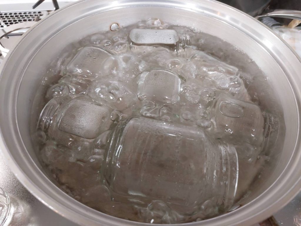 ジャム作りはまずは瓶の煮沸消毒から