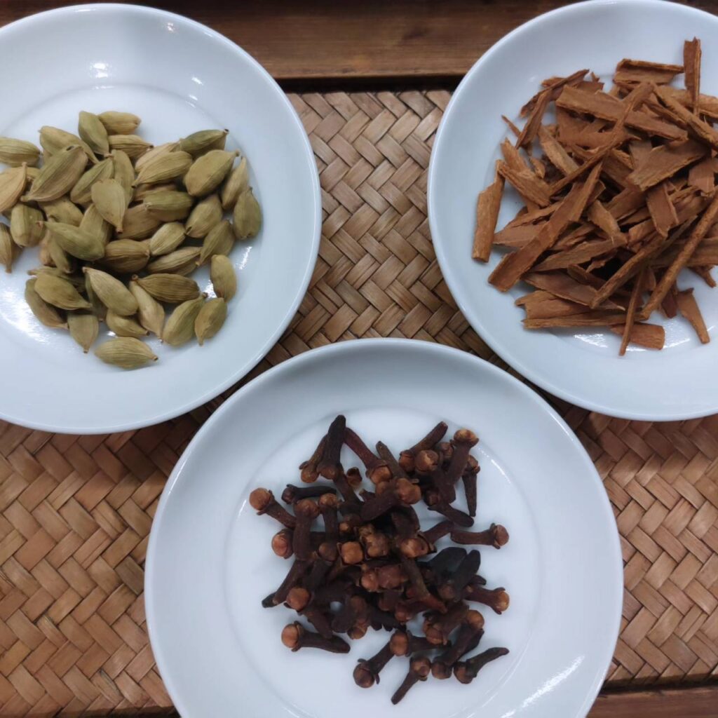 チャイに好きなスパイス(シナモン、カルダモン、クローブ)を入れて