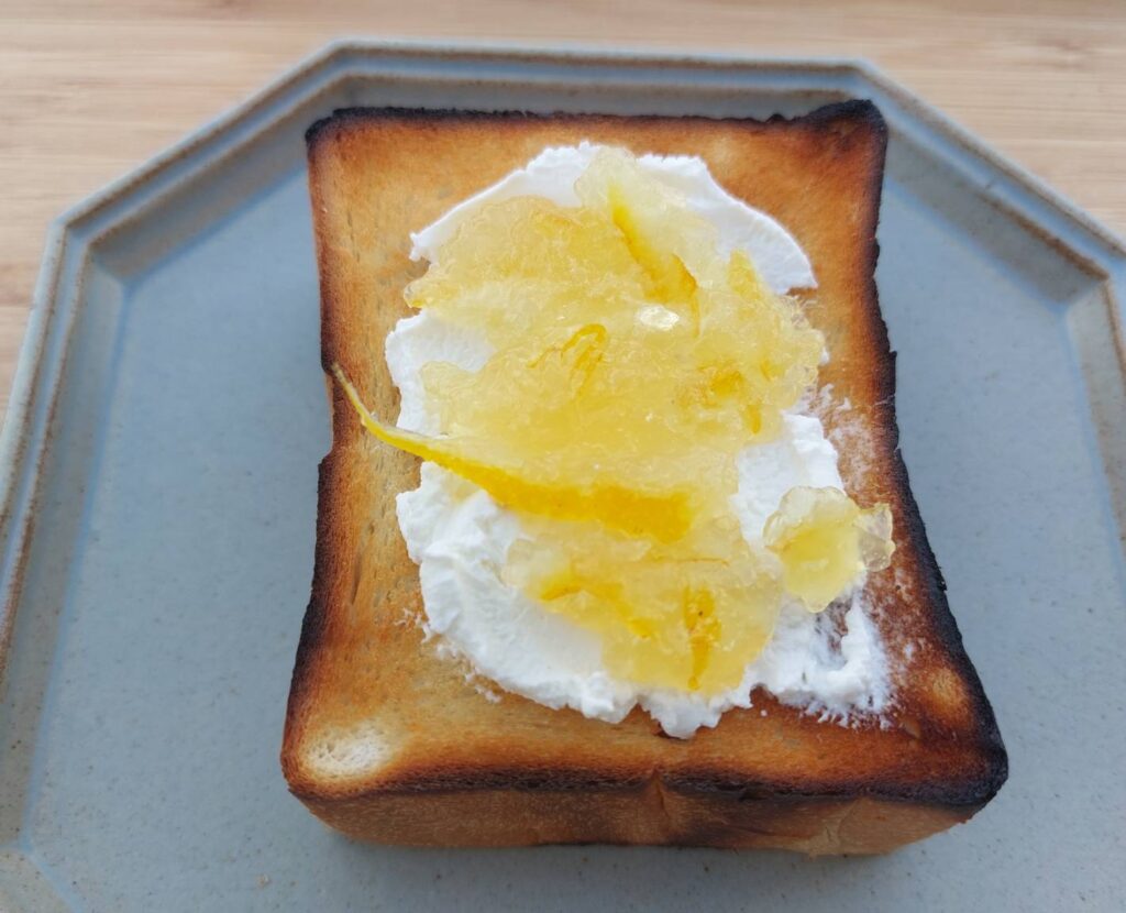 クリームチーズと柚子マーマレードのトースト