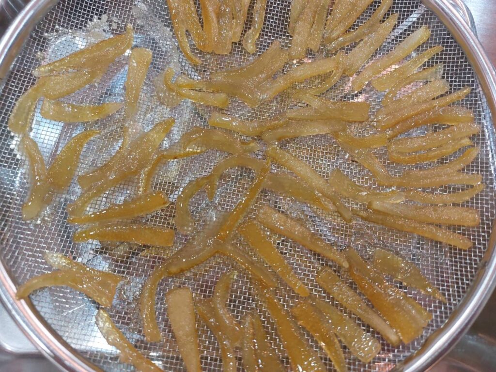 皮をすりおろして、果汁を絞った皮も厚くて、あまりに立派だったので、オマケでレモンピールも作りました