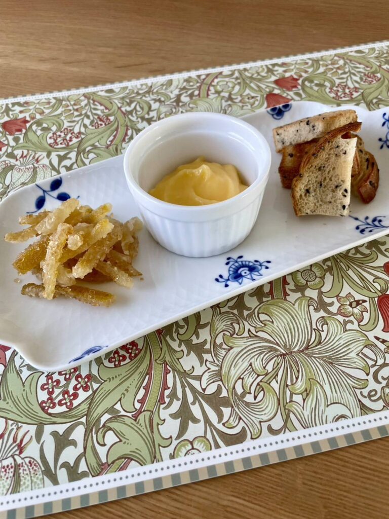 カリカリに焼いた薄いレモンカードはトーストに付けて食べれば、やめられない止まらない